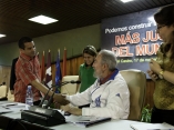 Fidel Castro con estudiantes universitarios. Roberto Chile.jpg